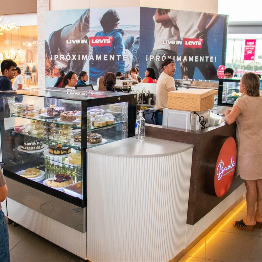 Vitrina de tortas de la sede Brualé Mall Plaza